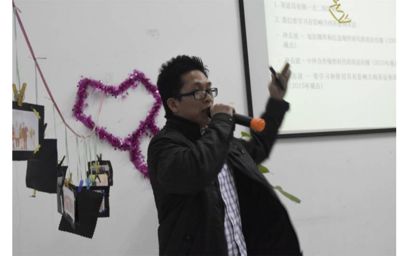 大学演讲现场 (Speech at university)